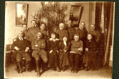 Gruppenbild einer militärischen Einheit vor einem Weihnachtsbaum in einer wärmenden, festlichen Umgebung