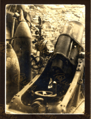 Ein historisches Bild zeigt das Geschütz Zug 48 P.B. 11, umgeben von Munitionsvorräten. Die Aufnahme vermittelt einen eindrucksvollen Einblick in die Ausstattung und die strategischen Vorbereitungen während des Ersten Weltkriegs.