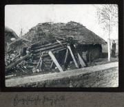 Historisches Bild eines traditionellen Bauwerks in der Umgebung von Heer, S.M.W. Zug 48 P.B. 11, mit ländlicher Kulisse