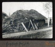 Historisches Bild eines traditionellen Bauwerks in der Umgebung von Heer, S.M.W. Zug 48 P.B. 11, mit ländlicher Kulisse