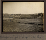 Bauernhof in Bargelisch Land, Blick auf die ländliche Umgebung und traditionelle Strohdachhäuser