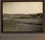 Bauernhof in Bargelisch Land, Blick auf die ländliche Umgebung und traditionelle Strohdachhäuser