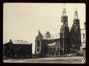 Zerstörte Kirche und beschädigte Gebäude in der Stadt nach einem Krieg