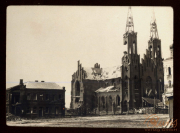 Zerstörte Kirche und beschädigte Gebäude in der Stadt nach einem Krieg
