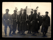 Soldaten der Heer, S.M.W. Zug 48 P.B. 11 präsentieren sich mit Werkzeug in ländlicher Umgebung