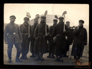 Soldaten der Heer, S.M.W. Zug 48 P.B. 11 präsentieren sich mit Werkzeug in ländlicher Umgebung