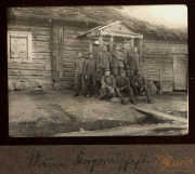 Gruppe von Soldaten vor einer holzverkleideten Hütte in Heer, Zug 48, P.B. 11, während einer militärischen Zeit