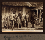 Gruppenfoto von Heer, S.M.W. Zug 48 P.B. 11 in einer ländlichen Umgebung mit Kindern und Soldaten