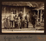 Gruppenfoto von Heer, S.M.W. Zug 48 P.B. 11 in einer ländlichen Umgebung mit Kindern und Soldaten
