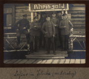Militärszenen in Zelawa aus der Zeit des Ersten Weltkriegs mit Soldaten und einem Holzgebäude