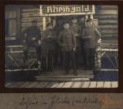 Militärszenen in Zelawa aus der Zeit des Ersten Weltkriegs mit Soldaten und einem Holzgebäude