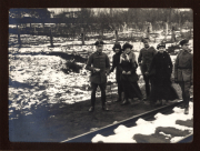 Soldaten und Zivilisten auf einem Schienenweg im Winter