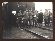 Soldaten der Heer, S.M.W. Zug 48 P.B. 11 stehen an einem Bahnhof und entspannen sich