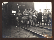Soldaten der Heer, S.M.W. Zug 48 P.B. 11 stehen an einem Bahnhof und entspannen sich