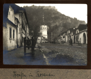 Historische Ansicht des Stadtbildes von Roslan mit Kirchengebäude und Berghintergrund