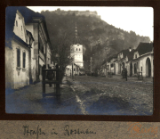 Historische Ansicht des Stadtbildes von Roslan mit Kirchengebäude und Berghintergrund