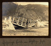 Brücke über den Fluss in Zug 48 P.B. 11, umgeben von Bergen und alter Infrastruktur