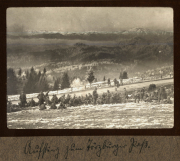 Schneebedeckte Landschaft mit Soldaten in den Bergen während einer Übung