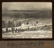 Schneebedeckte Landschaft mit Soldaten in den Bergen während einer Übung