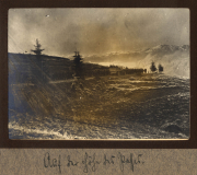 Am Hang des Gebirges bei Heer, S.M.W. Zug 48 P.B. 11 zwischen Bäumen und Lichtspiel