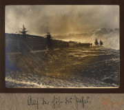 Am Hang des Gebirges bei Heer, S.M.W. Zug 48 P.B. 11 zwischen Bäumen und Lichtspiel