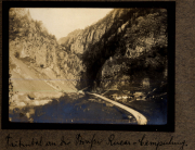 Heer S.M.W. Zug 48 P.B. 11 in der eindrucksvollen Landschaft des Rüti-Schluchs in den Bergen