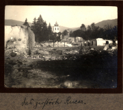 Erinnerungen an Zug 48 P.B. 11 im Jahr 1945 mit zerstörten Gebäuden und der Kirche im Hintergrund