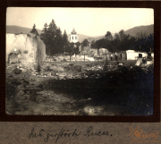 Erinnerungen an Zug 48 P.B. 11 im Jahr 1945 mit zerstörten Gebäuden und der Kirche im Hintergrund