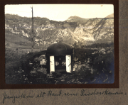 Militärunterkunft aus dem Ersten Weltkrieg in den Alpen von der Zuggruppe 48 P.B. 11