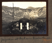 Militärunterkunft aus dem Ersten Weltkrieg in den Alpen von der Zuggruppe 48 P.B. 11