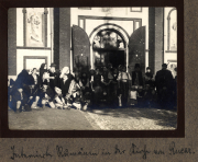 Gruppenfoto von Heer, S.M.W. Zug 48 P.B. 11 vor einer historischen Kulisse in der Stadt