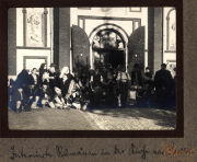 Gruppenfoto von Heer, S.M.W. Zug 48 P.B. 11 vor einer historischen Kulisse in der Stadt