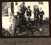 Kinder und Frauen einer ländlichen Gemeinschaft zeigen Zusammenhalt und Traditionen auf einer Treppe