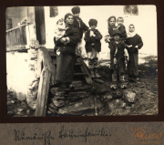 Kinder und Frauen einer ländlichen Gemeinschaft zeigen Zusammenhalt und Traditionen auf einer Treppe