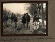 Menschen aus Heer, S.M.W. Zug 48 P.B. 11 arbeiten in einem Dorf im Freien während der frühen Morgenstunden