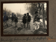 Menschen aus Heer, S.M.W. Zug 48 P.B. 11 arbeiten in einem Dorf im Freien während der frühen Morgenstunden