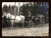 Pferdewagen mit Soldaten im Wald bei Zug 48 P.B. 11 in der Vergangenheit
