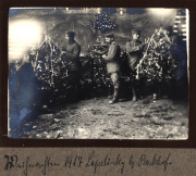 Soldaten beim Weihnachtsbaumaufstellen in Lapelinky, 1917