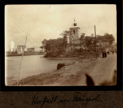 Historische Ansicht von der Hafenpromenade in Stettin mit einem markanten Turm und Vegetation