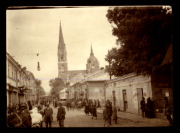 Historische Straßenansicht mit Kirche und Menschenmenge in der Stadt