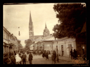 Historische Straßenansicht mit Kirche und Menschenmenge in der Stadt