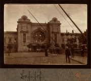 Historisches Gebäude mit Uhr und Menschen in einem städtischen Umfeld in Zug, 48 P.B. 11