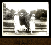 Gruppenfoto mit Offizieren und Damen in historischer Kleidung, Zug 48 P.B. 11