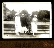 Gruppenfoto mit Offizieren und Damen in historischer Kleidung, Zug 48 P.B. 11