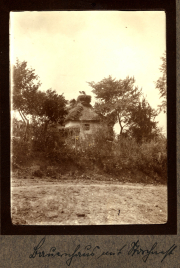 Historisches Bauernhaus mit Reetdach in ländlicher Umgebung des Heer S.M.W. Zug 48 P.B. 11