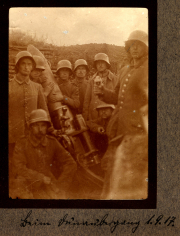 Soldaten der Heer, S.M.W. Zug 48 P.B. 11 während des Ersten Weltkriegs in einer Position