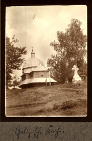 Ehemalige Kirche auf dem Hügel mit Statue und Bäumen im Hintergrund im Heer, S.M.W. Zug 48 P.B. 11