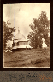 Ehemalige Kirche auf dem Hügel mit Statue und Bäumen im Hintergrund im Heer, S.M.W. Zug 48 P.B. 11