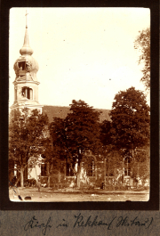 Kirche in Reckahn mit markantem Turm und umgebenden Bäumen, zeitlich datiert auf die späte 19. Jahrhundert