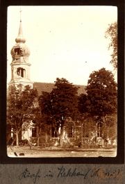 Kirche in Reckahn mit markantem Turm und umgebenden Bäumen, zeitlich datiert auf die späte 19. Jahrhundert